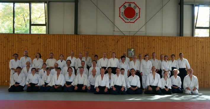 Die Lehrgangsteilnehmer mit Meister Asai (vordere Reihe, 5. von links)